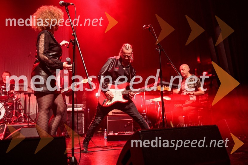  Marina  Mårtensson, pevka;  Tadej  Košir, glasbenikIzštekanih 10, 2022