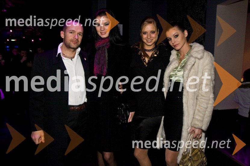 Igor Šajn, lastnik licence za izbor Hawaiian Tropic, Daša Podržaj, Miss Hawaiian Tropic 2009, Maja Jamnik, Miss Casina Kongo 2009 in Jelka Šajn, žena Igorja ŠajnaDiamanti, podelitev glasbenih nagrad