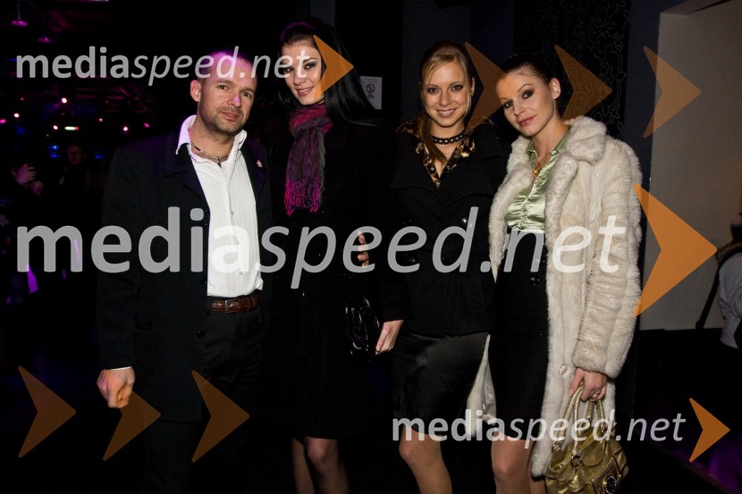Igor Šajn, lastnik licence za izbor Hawaiian Tropic, Daša Podržaj, Miss Hawaiian Tropic 2009, Maja Jamnik, Miss Casina Kongo 2009 in Jelka Šajn, žena Igorja ŠajnaDiamanti, podelitev glasbenih nagrad