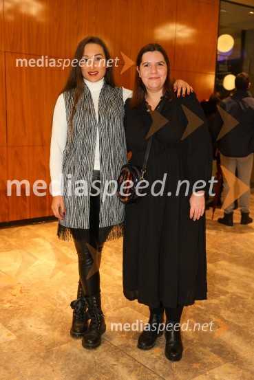  Gaja Višnar, igralka;  Teja Pelko, novinarka, Svet24Neznanec, premiera v MGL Ljubljana