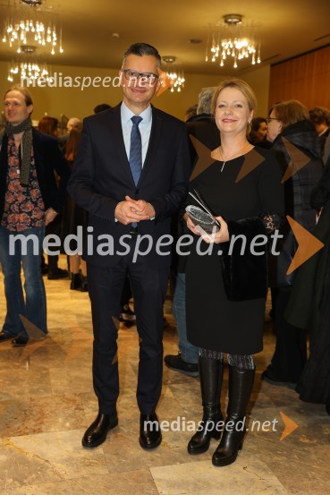  Marjan  Šarec, minister za obrambo;  Barbara Iskra ŠarecNeznanec, premiera v MGL Ljubljana