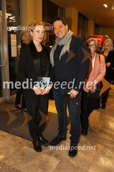  Hermina Kovačič, strokovnjakinja za komuniciranje;  Igor Đukić, nekdanji novinar siol.netNeznanec, premiera v MGL Ljubljana