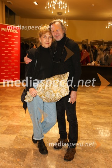  Barbara Hieng Samobor, direktorica in umetniška vodja MGL;  Alojz Svete, igralecNeznanec, premiera v MGL Ljubljana