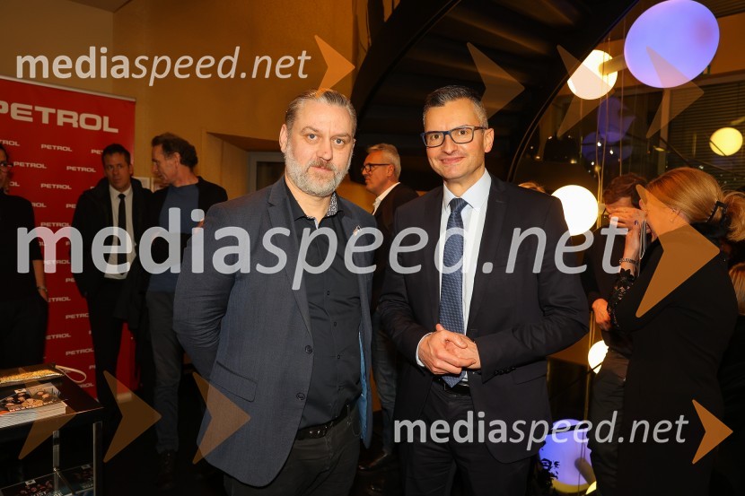  Klemen Dvornik, filmski in televizijski režiser ter predsednik DSR;  Marjan  Šarec, minister za obramboNeznanec, premiera v MGL Ljubljana