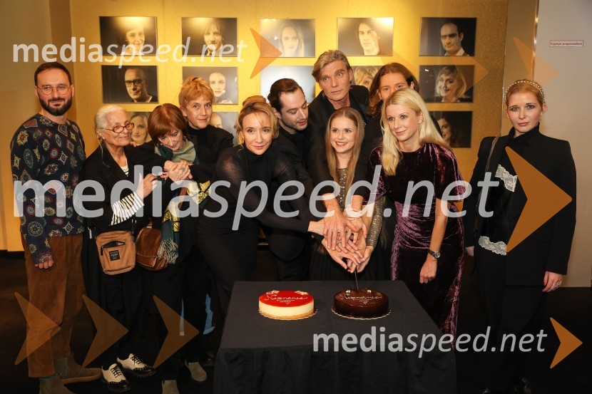  Darjan Mihajlović Cerar, scenograf;  Bjanka Adžić Ursulov, kostumografinja;  ... ;  Barbara Hieng Samobor, direktorica in umetniška vodja MGL;  Mojca Funkl, igralka;  Gal  Oblak, igralec ;  Boris  Kerč, igralec;  Ana Pavlin, igralka;   Filip Štepec, AGRFT;  Tjaša  Železnik, igralka;  Eva Mahkovic, dramaturginjaNeznanec, premiera v MGL Ljubljana