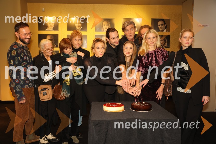  Darjan Mihajlović Cerar, scenograf;  Bjanka Adžić Ursulov, kostumografinja;  ... ;  Barbara Hieng Samobor, direktorica in umetniška vodja MGL;  Mojca Funkl, igralka;  Gal  Oblak, igralec ;  Ana Pavlin, igralka;  Boris  Kerč, igralec;   Filip Štepec, AGRFT;  Tjaša  Železnik, igralka;  Eva Mahkovic, dramaturginjaNeznanec, premiera v MGL Ljubljana