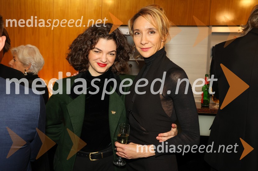  Diana  Kolenc, igralka;  Mojca Funkl, igralkaNeznanec, premiera v MGL Ljubljana