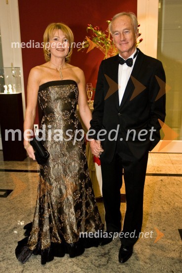 Janez Pergar, predsednik uprave Kompasa in soproga Nevenka Črešnar Pergar, lastnica in direktorica podjetja NP ConsultingVeliki rotarijski ples 2009