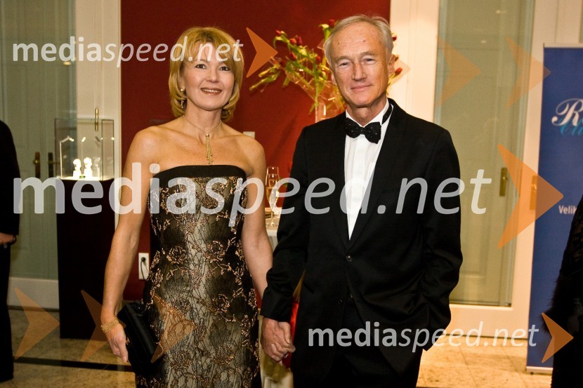 Janez Pergar, predsednik upravnega odbora podjetja Kompas d.d. in njegova soproga Nevenka Črešnar Pergar, lastnica in direktorica podjetja NP ConsultingVeliki rotarijski ples 2009