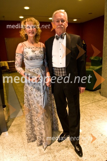 Zlatko Šetinc, predsednik organizacijskega odbora Velikega rotarijskega plesa in glavni in odgovorni urednik Nedeljskega dnevnika in soproga Blanka Šetinc, svetovalka za odnose z javnostmi v Kliničnem centru LjubljanaVeliki rotarijski ples 2009