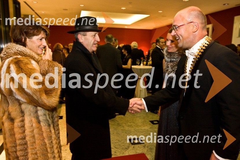 Branko Pavlin, predsednik uprave časopisne hiše Dnevnik in soproga Mojca in Aleš Jenčič, predsednik Rotary kluba Ljubljana s soprogoVeliki rotarijski ples 2009