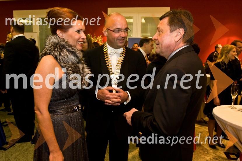 Aleš Jenčič, predsednik Rotary kluba Ljubljana s soprogo in Zoran Jankovič, župan LjubljaneVeliki rotarijski ples 2009