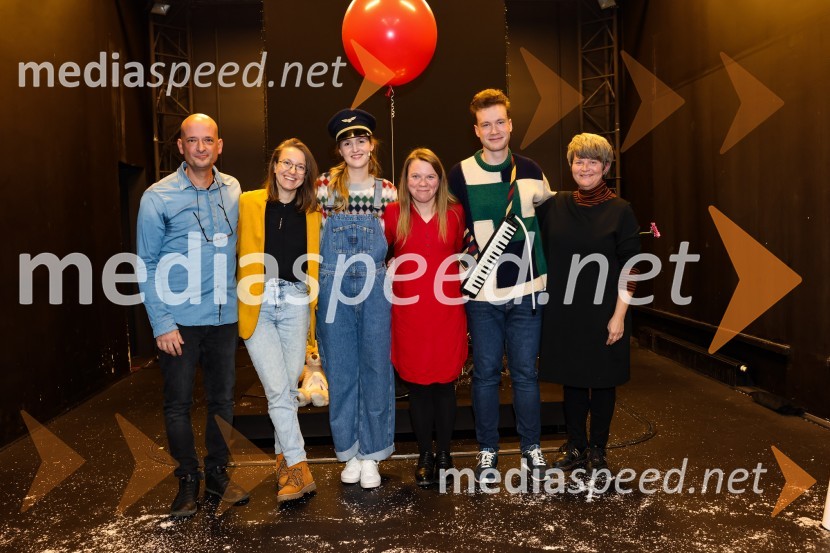  Miha Golob, upravnik in umetniški vodja, SLG Celje;  Živa Čebulj, prevajalka in lektorica;  Lucija Harum, igralka, pevka;  Mateja Kokol, režiserka;  Žan Brelih Hatunić, igralec;  Mojca Redjko, samostojna kulturna delavkaMala Eli, premiera predstave za najmlajše v SLG Celje