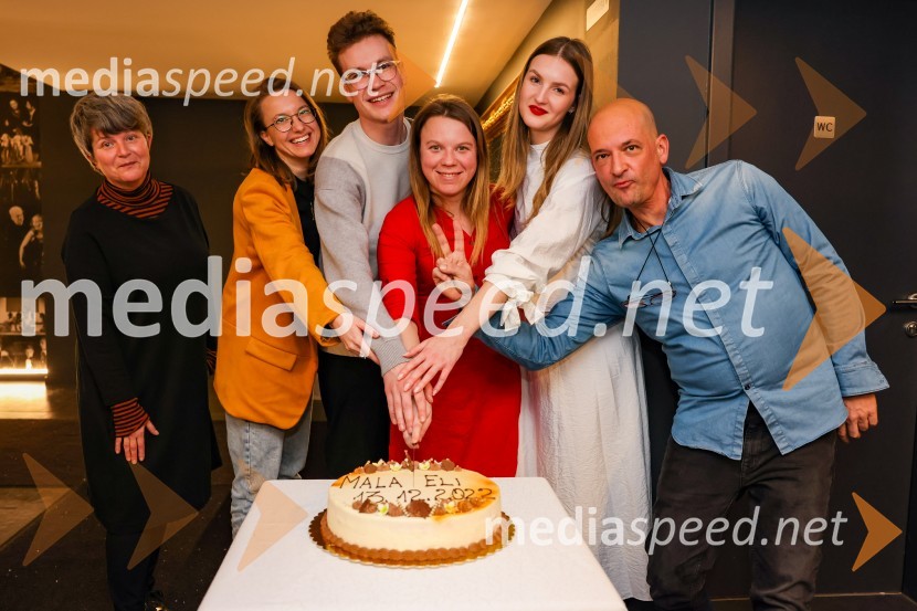  Mojca Redjko, samostojna kulturna delavka;  Živa Čebulj, prevajalka in lektorica;  Žan Brelih Hatunić, igralec;  Mateja Kokol, režiserka;  Lucija Harum, igralka, pevka;  Miha Golob, upravnik in umetniški vodja, SLG CeljeMala Eli, premiera predstave za najmlajše v SLG Celje