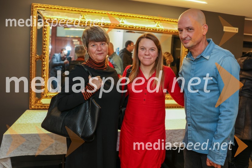  Mojca Redjko, samostojna kulturna delavka;  Mateja Kokol, režiserka;  Miha Golob, upravnik in umetniški vodja, SLG CeljeMala Eli, premiera predstave za najmlajše v SLG Celje