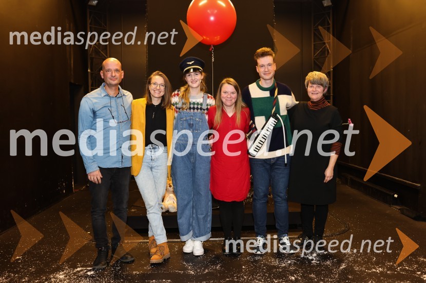  Miha Golob, upravnik in umetniški vodja, SLG Celje;  Živa Čebulj, prevajalka in lektorica;  Lucija Harum, igralka, pevka;  Mateja Kokol, režiserka;  Žan Brelih Hatunić, igralec;  Mojca Redjko, samostojna kulturna delavkaMala Eli, premiera predstave za najmlajše v SLG Celje