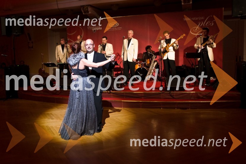 Veliki dobrodelni ples Rotary kluba Ljubljana (plešeta Aleš Jenčič, predsednik Rotary kluba Ljubljana s soprogo, v ozadju band Šok)Veliki rotarijski ples 2009