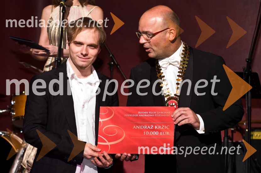 Andraž Kržič, filmar, slikar in glasbenik, dobitnik štipendije Rotary kluba Ljubljana in Aleš Jenčič, predsednik Rotary kluba LjubljanaVeliki rotarijski ples 2009