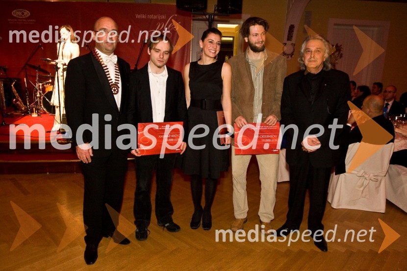 Aleš Jenčič, predsednik Rotary kluba Ljubljana, Andraž Kržič, filmar, slikar in glasbenik, dekle Petra Ugrina, glasbenika in Jan Ciglenečki, filozof in germanist, dobitniki štipendije Rotary kluba Ljubljana in Vladimir Pezdirc, predsednik ocenjevalne komisije za izbor štipendij in bodoči predsednik Rotary kluba LjubljanaVeliki rotarijski ples 2009