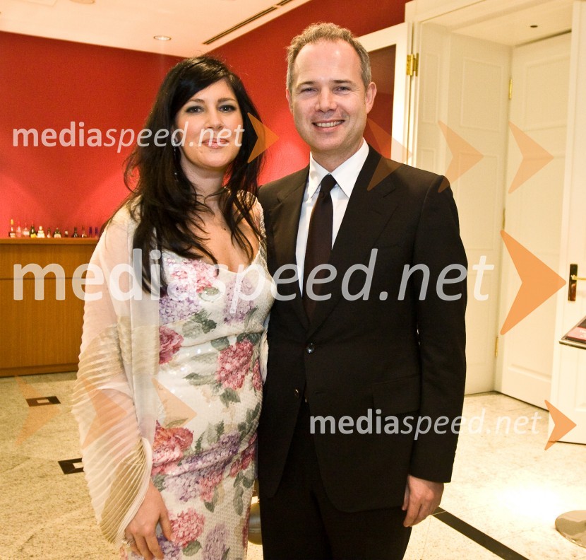 Igor Irgolič, podpredsednik uprave Petrola s soprogo Frančiško ČižoVeliki rotarijski ples 2009