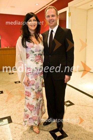 Igor Irgolič, podpredsednik uprave Petrola s soprogo Frančiško ČižoVeliki rotarijski ples 2009