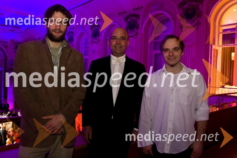 Jan Ciglenečki, filozof in germanist in Andraž Kržič, filmar, slikar in glasbenik, dobitnika štipendije Rotary kluba Ljubljana in Aleš Jenčič predsednik Rotary kluba LjubljanaVeliki rotarijski ples 2009