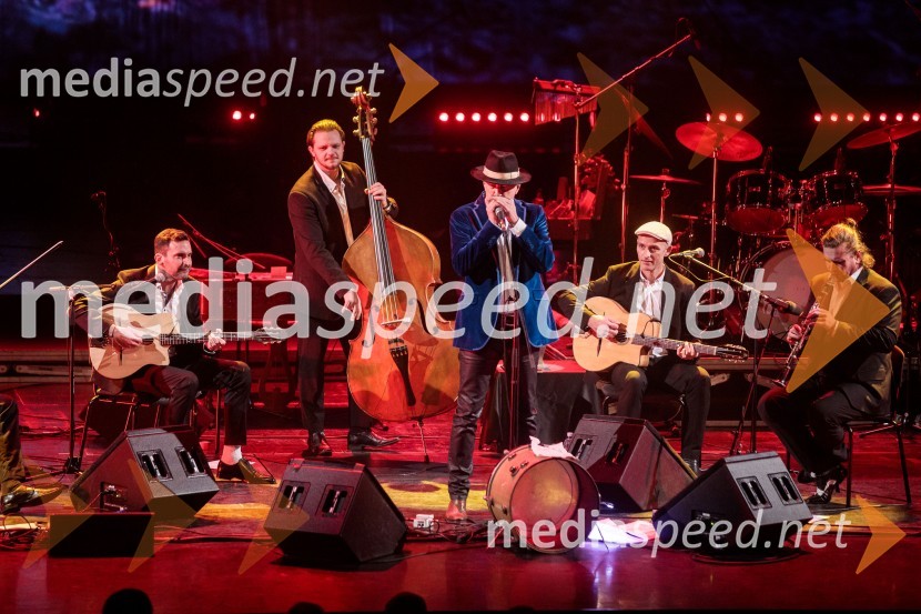  Teo Collori, glasbenik, Momento Cigano;  Jošt Lampret, glasbenik, Momento Cigano;  Vlado Kreslin, glasbenik;  Metod Banko, pevec, kitarist, Momento Cigano;  Matej Kužel, glasbenik, Momento CiganoVlado Kreslin: Vse se da, tradicionalni koncert v Cankarjevem domu