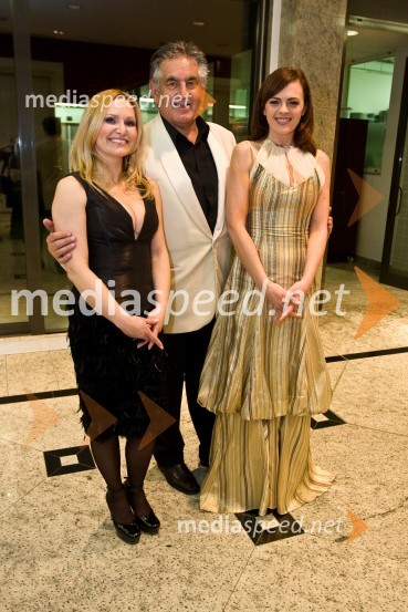 Nuša Derenda, pevka, član skupine Šok in Tajda Lekše, povezovalka večeraVeliki rotarijski ples 2009