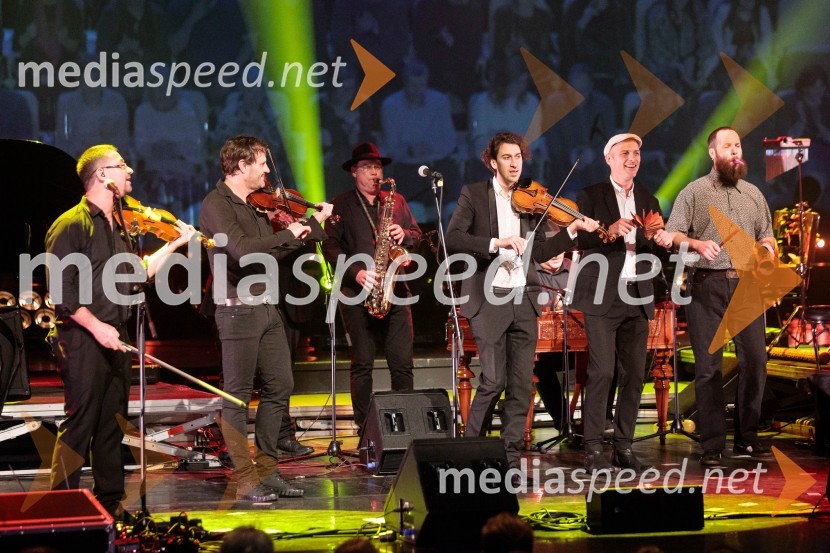  Iztok Cergol, glasbenik;  Samo Budna, glasbenik;  ... ;  Matija Krečič, violinist in skadatelj, Momento Cigano;  Metod Banko, pevec, kitarist, Momento Cigano;  ... Vlado Kreslin: Vse se da, tradicionalni koncert v Cankarjevem domu