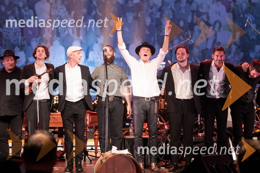  ... ;  Matija Krečič, violinist in skadatelj, Momento Cigano;  Metod Banko, pevec, kitarist, Momento Cigano;  Luka Ovsec, tolkala;  Vlado Kreslin, glasbenik;  Jošt Lampret, glasbenik, Momento Cigano;  Teo Collori, glasbenik, Momento Cigano;  Gašper Peršl, glasbenikVlado Kreslin: Vse se da, tradicionalni koncert v Cankarjevem domu