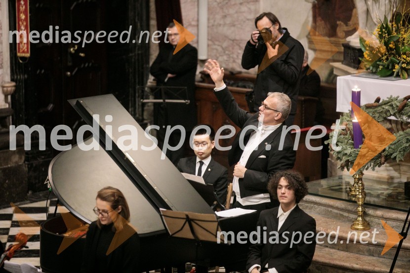  Simon Over, dirigentSlavnostni božični koncert Slovenskega in Britanskega parlamentarnega zbora