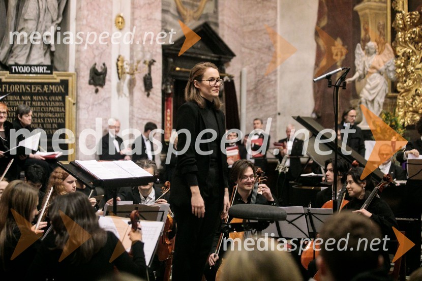  Ana Maria Beguš, zborovodkinja Parlamentarnega pevskega zbora KvorumSlavnostni božični koncert Slovenskega in Britanskega parlamentarnega zbora