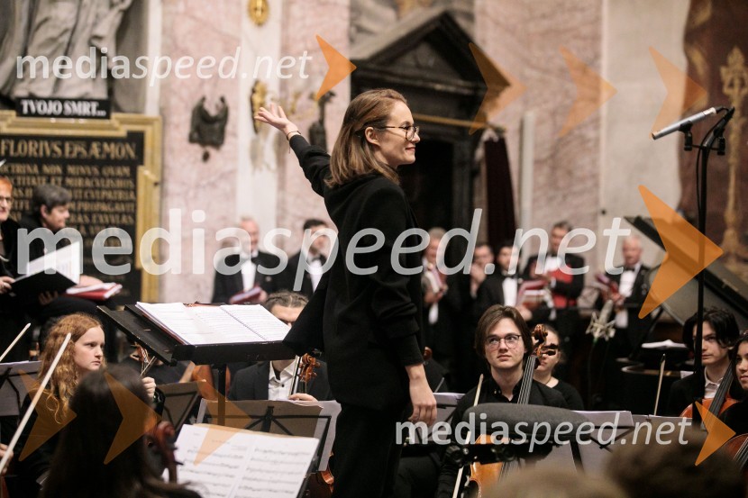  Ana Maria Beguš, zborovodkinja Parlamentarnega pevskega zbora KvorumSlavnostni božični koncert Slovenskega in Britanskega parlamentarnega zbora