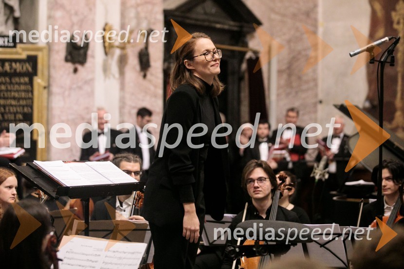  Ana Maria Beguš, zborovodkinja Parlamentarnega pevskega zbora KvorumSlavnostni božični koncert Slovenskega in Britanskega parlamentarnega zbora