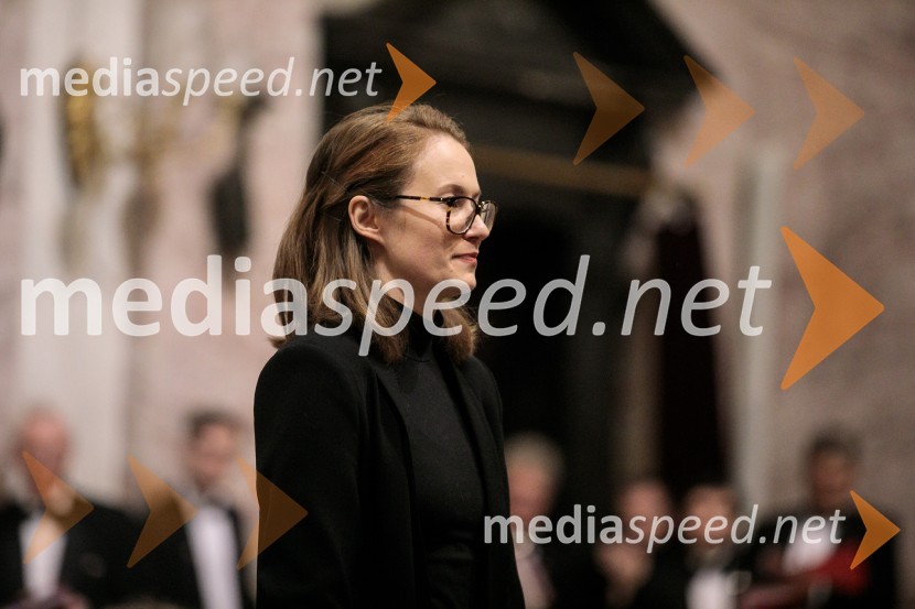  Ana Maria Beguš, zborovodkinja Parlamentarnega pevskega zbora KvorumSlavnostni božični koncert Slovenskega in Britanskega parlamentarnega zbora