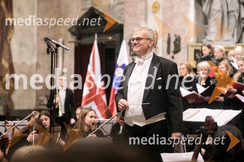  Simon Over, dirigentSlavnostni božični koncert Slovenskega in Britanskega parlamentarnega zbora