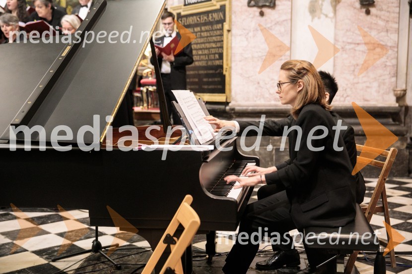  Ana Maria Beguš, zborovodkinja Parlamentarnega pevskega zbora KvorumSlavnostni božični koncert Slovenskega in Britanskega parlamentarnega zbora