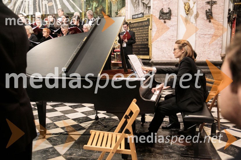  Ana Maria Beguš, zborovodkinja Parlamentarnega pevskega zbora KvorumSlavnostni božični koncert Slovenskega in Britanskega parlamentarnega zbora