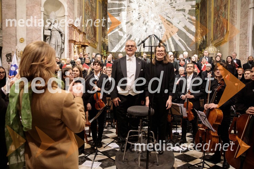  Simon Over, dirigent;  Ana Maria Beguš, zborovodkinja Parlamentarnega pevskega zbora KvorumSlavnostni božični koncert Slovenskega in Britanskega parlamentarnega zbora