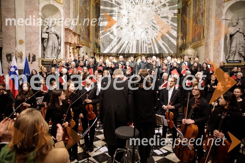  Simon Over, dirigent;  Ana Maria Beguš, zborovodkinja Parlamentarnega pevskega zbora KvorumSlavnostni božični koncert Slovenskega in Britanskega parlamentarnega zbora