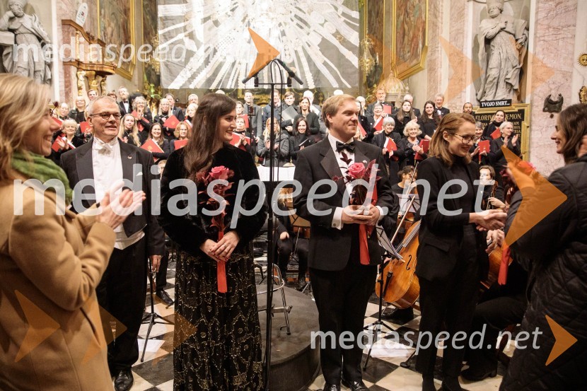  Simon Over, dirigent;  Ana Beard Fernandez, sopran;  Dominic Bevan, tenor;  Ana Maria Beguš, zborovodkinja Parlamentarnega pevskega zbora KvorumSlavnostni božični koncert Slovenskega in Britanskega parlamentarnega zbora