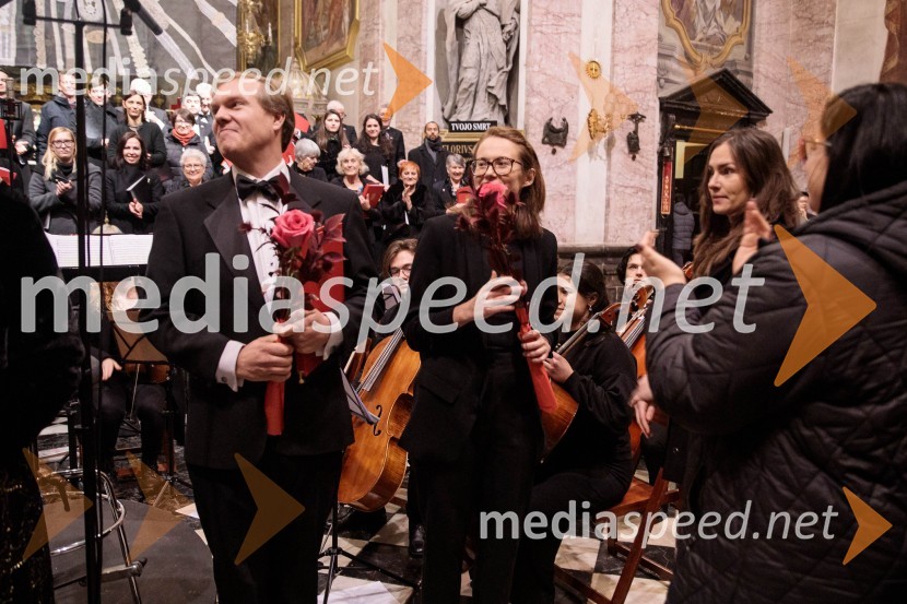 Dominic Bevan, tenor;  Ana Maria Beguš, zborovodkinja Parlamentarnega pevskega zbora KvorumSlavnostni božični koncert Slovenskega in Britanskega parlamentarnega zbora
