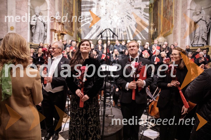  Simon Over, dirigent;  Ana Beard Fernandez, sopran;  Dominic Bevan, tenor;  Ana Maria Beguš, zborovodkinja Parlamentarnega pevskega zbora KvorumSlavnostni božični koncert Slovenskega in Britanskega parlamentarnega zbora