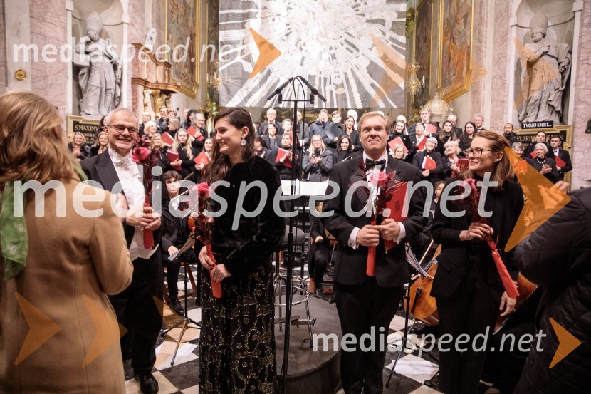  Simon Over, dirigent;  Ana Beard Fernandez, sopran;  Dominic Bevan, tenor;  Ana Maria Beguš, zborovodkinja Parlamentarnega pevskega zbora KvorumSlavnostni božični koncert Slovenskega in Britanskega parlamentarnega zbora