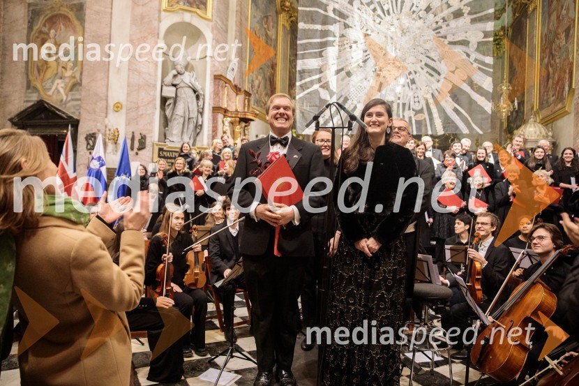  Dominic Bevan, tenor;  Ana Beard Fernandez, sopranSlavnostni božični koncert Slovenskega in Britanskega parlamentarnega zbora