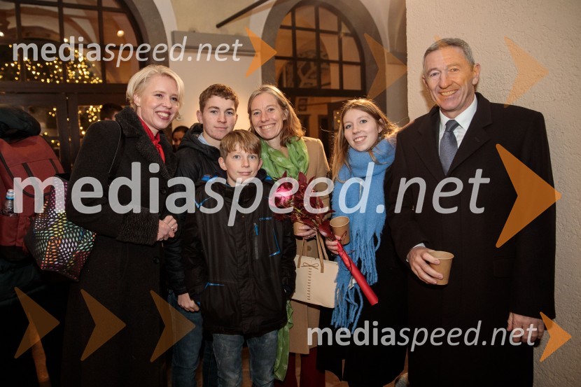 mag. Urška Klakočar Zupančič, predsednica Državnega zbora RS, podpredsednica, Gibanje Svoboda;  ... ;  ... ;  Tiffany Sadler, Britanska veleposlanica;  ... ;  Steve Sadler, glavni finančni direktor, Yattendon Group PlcSlavnostni božični koncert Slovenskega in Britanskega parlamentarnega zbora