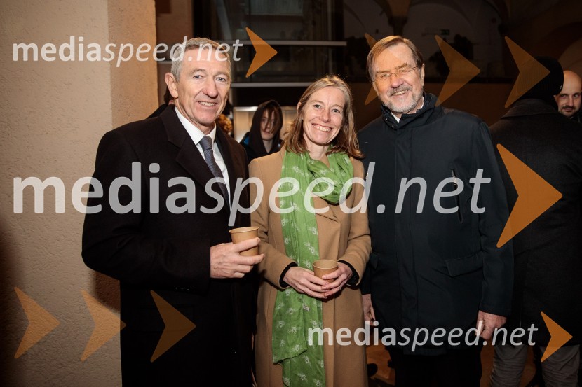  Steve Sadler, glavni finančni direktor, Yattendon Group Plc;  Tiffany Sadler, Britanska veleposlanica;  Lojze Peterle, slovenski politikSlavnostni božični koncert Slovenskega in Britanskega parlamentarnega zbora