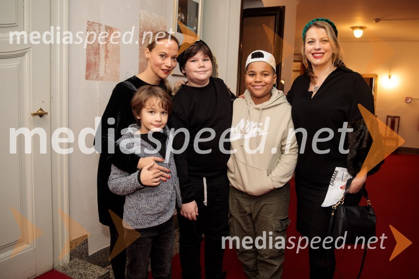  Oskar Emeršič;  Viktorija Bencik Emeršič, igralka;  Tibor Emeršič;  ... ;  Špela  Šikovec, Francosko slovenski poslovni klubMojih 5 minut je danes, dobrodelni koncert za Sklad Jerneja Šugmana