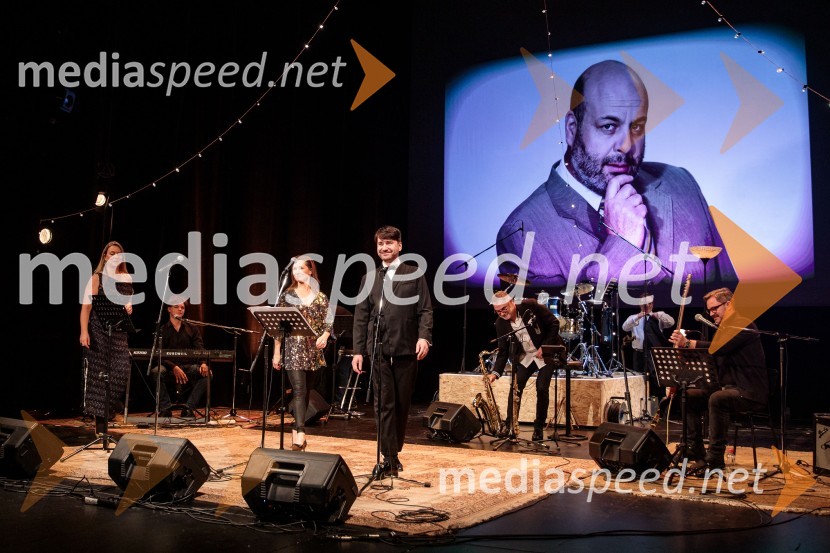  Nina Valič, igralka;  Sabina  Kogovšek, igralka;  Saša Tabaković, igralec, nekdanji poslanec SMC;  Jurij  Zrnec, igralecMojih 5 minut je danes, dobrodelni koncert za Sklad Jerneja Šugmana