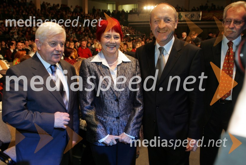 Milan Kučan, nekdanji predsednik Republike Slovenije, Mojca Senčar, Slovenka leta 2005 in predsednica Slovenskega združenja za boj proti raku dojk in Branko Pavlin, predsednik uprave časopisne družbe DnevnikRazglasitev Slovenca leta 2005 Nedeljskega dnevnika